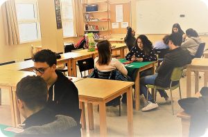 Briç sınıfında ders gören öğrenciler ve masa düzeni